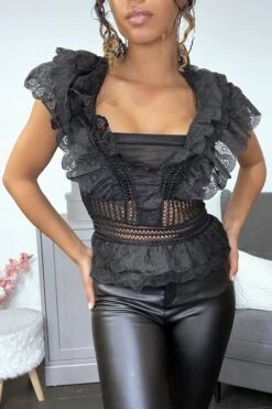 Blouse En Dentelle Noire Avec Volants