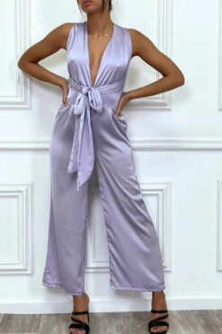 Combinaison Lilas Satinée à Col Plongeant, à Attache Réglable Au Dos