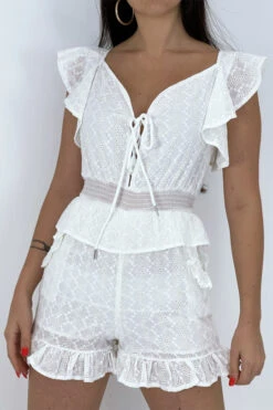 Combishort Blanche à Volants Et Détails Ajouré Style Bohème