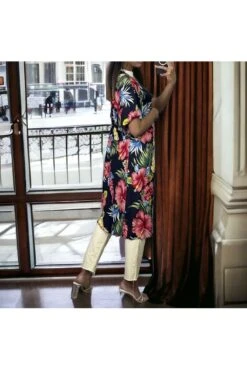 Kimono Marine Motif Fleuris Manches Courtes