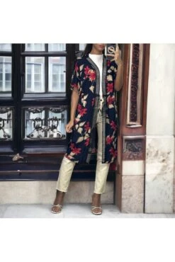 Kimono Motif Fleuris Noir Et Lilas Manches Courtes