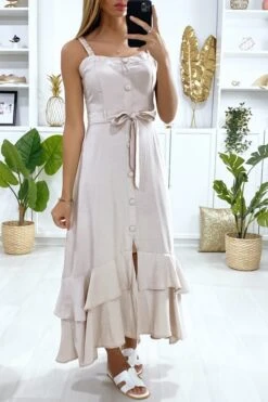 Longue Robe Beige à Bretelle Boutonné Avec Ceinture Et Volants