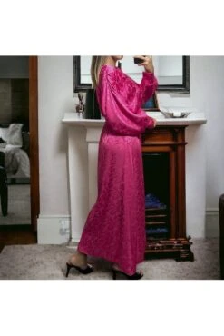 Longue Robe Cache Coeur Fuchsia Matière Brillante à Motif