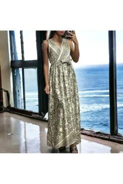 Longue Robe Satiné Kaki Et Blanc Croisé Au Buste