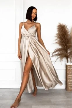 Longue Robe Satinée Beige Croisé à Bretelle