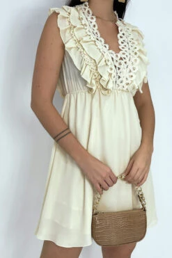 Petite Robe Beige Fluide Avec Détails Volants Et Broderie Sur Le Haut