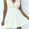 Petite Robe écru Fluide Avec Détails Volants Et Broderie Sur Le Haut