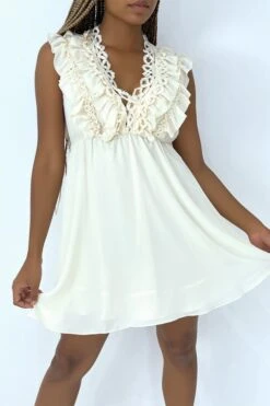 Petite Robe écru Fluide Avec Détails Volants Et Broderie Sur Le Haut