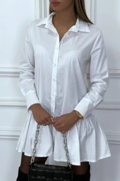 Robe Chemise Blanche Plissée Au Bas Et évasée