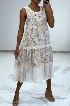 Robe Longue Fluide à Imprimé Floral Violet Détails Broderie Ajourée