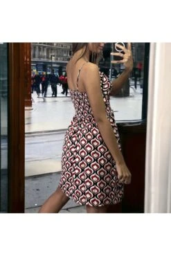 Robe Motif Noir Et Rouge à Bretelle Froncé A La Taille