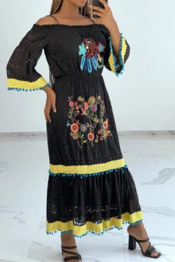 Robe Noire Stylé Bohème Avec Broderies Colorés Et Dentelle