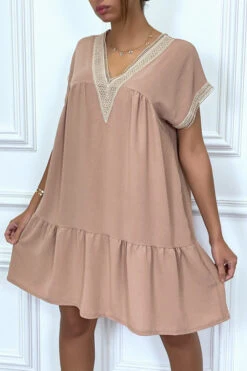 Robe Rose Froncée à Broderie Au Col Et Manche