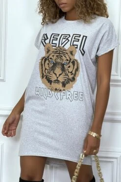 Robe T-shirt Gris Avec Poches Et écriture REBEL Avec Dessin De Lion