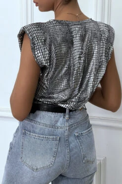 T-shirt Noir Argenté Brillant Motif Python Avec épaulettes Et écriture WHOOPS