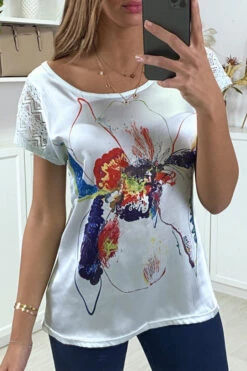 Teeshirt Bleu Fluide à Dessin Et Epaules Dentelles