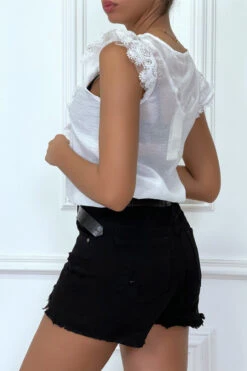 Top Blanc Avec Dentelle Devant Et Volant Aux épaules