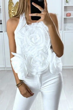 Top Blanc Avec Volant En Forme De Fleurs