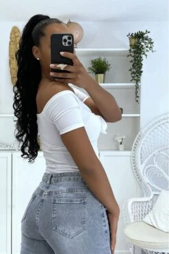 Top Court Blanc Avec Coque à La Poitrine Et Joli Noeud Manches Courtes Et épaules Dénudées