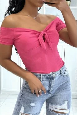 Top Court Fuchsia Avec Coque à La Poitrine Et Joli Noeud Manches Courtes Et épaules Dénudées
