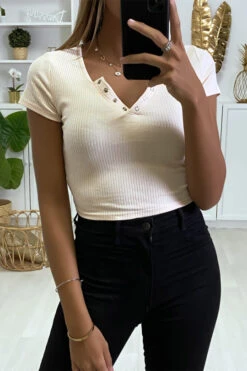 Top Court Saumon Côtelé à Col V Avec Boutons Pressions Décoratifs.