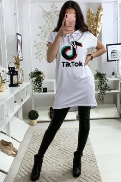 Tunique à Capuche Blanche Avec écriture Tik Tok Et Capuche